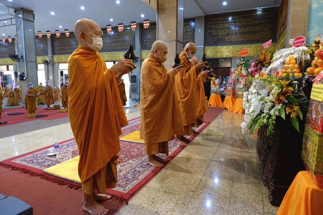 Chư vị giáo phẩm dâng trầm cúng dường