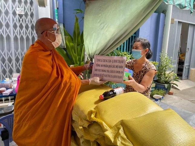 Tận tay trao nhu yếu phẩm hỗ trợ người dân Tận tay trao nhu yếu phẩm hỗ trợ người dân