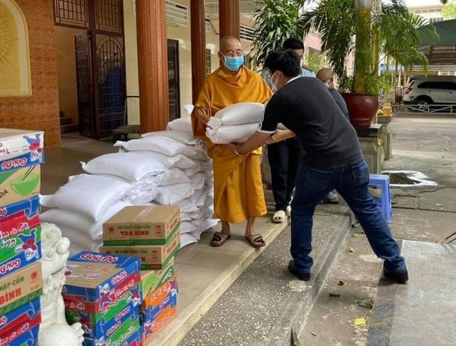 Gạo được vận chuyển đến Ủy Ban MTTQVN các phường 2, 5, 19 quận Bình Thạnh