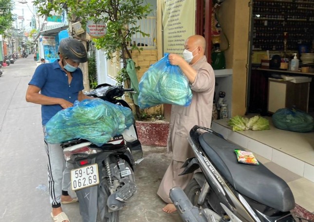 Chùa tích cực chuyển rau xanh đến bà con trong khu vực Chùa tích cực chuyển rau xanh đến bà con trong khu vực