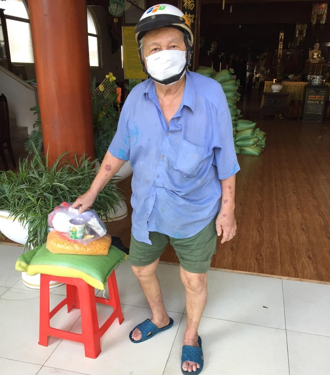 Người dân đến nhận quà vẫn tuân thủ các biện pháp 5K