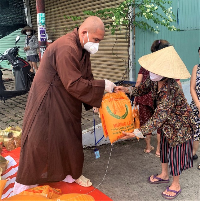 Hơn 5.000 phần quà được gửi đến người dân tại các quận 2 và Thủ Đức (cũ), 4, 8, 9, TP.HCM Hơn 5.000 phần quà được gửi đến người dân tại các quận 2 và Thủ Đức (cũ), 4, 8, 9, TP.HCM