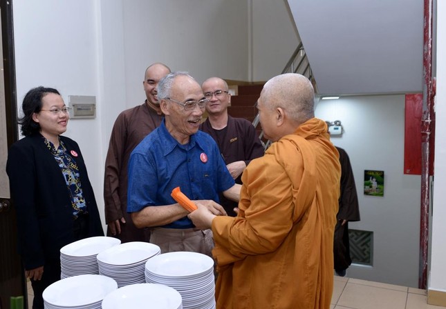 HT.Thích Giác Toàn hoan hỷ trao đổi với nhà nghiên cứu Huỳnh Ngọc Trảng trước khi vào họp mặt