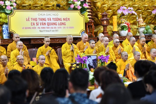 Chư Tăng cầu nguyện hương linh ca sĩ Vân Quang Long được sanh về cõi an lành