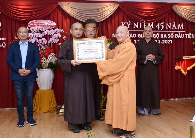 Hòa thượng Chủ tịch trao Bằng Tuyên dương Công đức các tập thể thuộc Báo Giác Ngộ