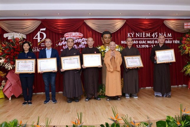 Hòa thượng Chủ tịch trao bằng Tuyên dương Công đức của TƯGH đến các tập thể của báo