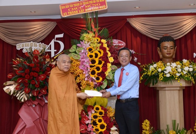 Lẵng hoa và quà của lãnh đạo Thành ủy