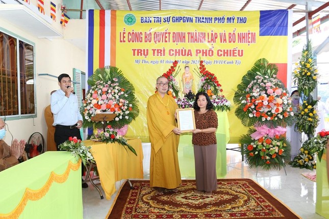 Bà Bùi Thị Mai trao quyết định công nhận cơ sở thờ từ chùa Phổ Chiếu đến TT.Quảng Lộc Bà Bùi Thị Mai trao quyết định công nhận cơ sở thờ từ chùa Phổ Chiếu đến TT.Quảng Lộc