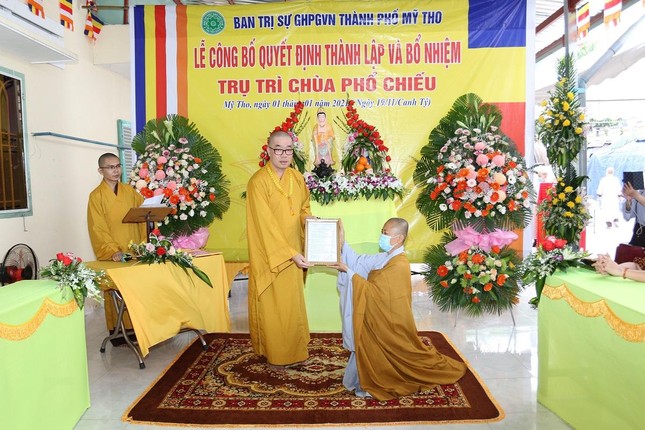 TT.Thích Quảng Lộc trao quyết định công nhận trụ trì chùa Phổ Chiếu cho SC.Thích nữ Huệ Duyên TT.Thích Quảng Lộc trao quyết định công nhận trụ trì chùa Phổ Chiếu cho SC.Thích nữ Huệ Duyên