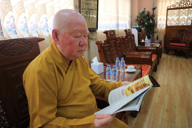 Thượng tọa Thích Duy Trấn đọc báo Giác Ngộ Thượng tọa Thích Duy Trấn đọc báo Giác Ngộ