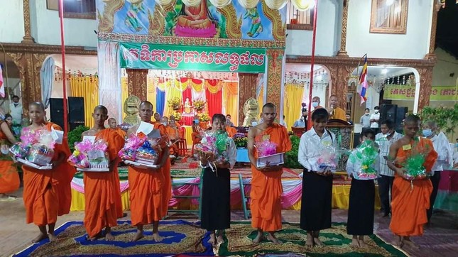 Trao phần thưởng đến thí sinh có kết quả cao Trao phần thưởng đến thí sinh có kết quả cao