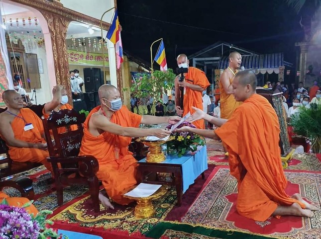 Thượng tọa Sơn Ngọc Huynh trao chứng nhận kết quả thi tới Tăng sinh Thượng tọa Sơn Ngọc Huynh trao chứng nhận kết quả thi tới Tăng sinh