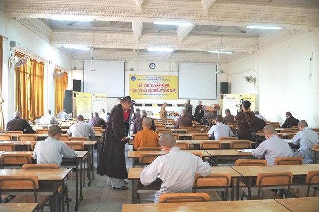 Các thi sinh bước vào môn thi thứ nhất và chư tôn đức Hội đồng Tuyển sinh thăm hỏi, động viện các thí sinh Các thi sinh bước vào môn thi thứ nhất và chư tôn đức Hội đồng Tuyển sinh thăm hỏi, động viện các thí sinh