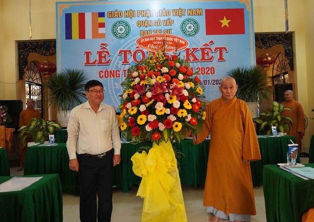 Ông Thân Trọng Minh, Chủ tịch Ủy ban Mặt trận Tổ quốc Việt Nam quận Gò Vấp tặng hoa chúc mừng, Hòa thượng Thích Minh Ngãi, Phó ban Trị sự Phật giáo quận đón nhận Ông Thân Trọng Minh, Chủ tịch Ủy ban Mặt trận Tổ quốc Việt Nam quận Gò Vấp tặng hoa chúc mừng, Hòa thượng Thích Minh Ngãi, Phó ban Trị sự Phật giáo quận đón nhận