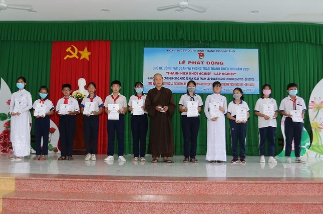 Đại đức thích Thanh Định trao học bổng cho học sinh tại chương trình