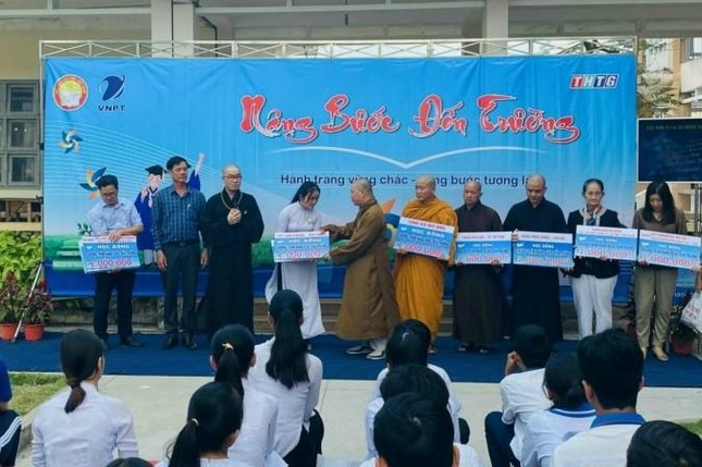 Thượng tọa Thích Quảng Lộc công bố suất học bổng đặc biệt cho em Thoại Mỹ