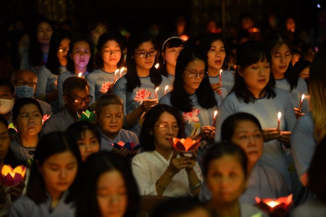 Hoa đăng cúng dường và cầu nguyện an lành