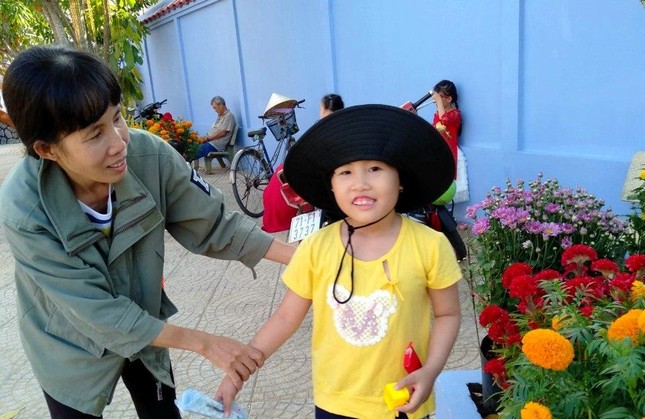 Khoảnh khắc vui vẻ hiếm hoi của hai mẹ con chị Phúc Ngọc - Ảnh: Khánh Vi Khoảnh khắc vui vẻ hiếm hoi của hai mẹ con chị Phúc Ngọc - Ảnh: Khánh Vi