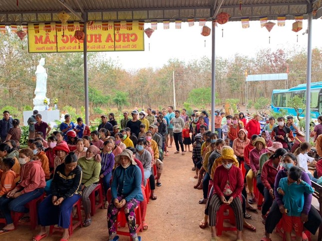 Người dân tới chùa nhận quà