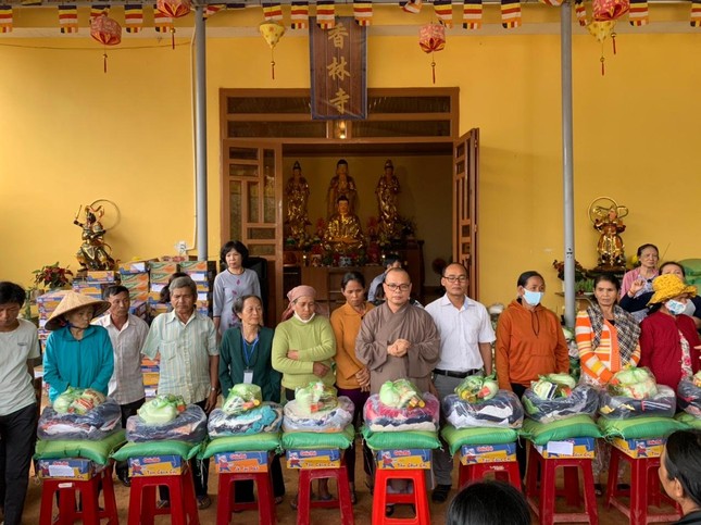 Chùa Trúc Lâm góp phần chăm lo Tết cho người dân