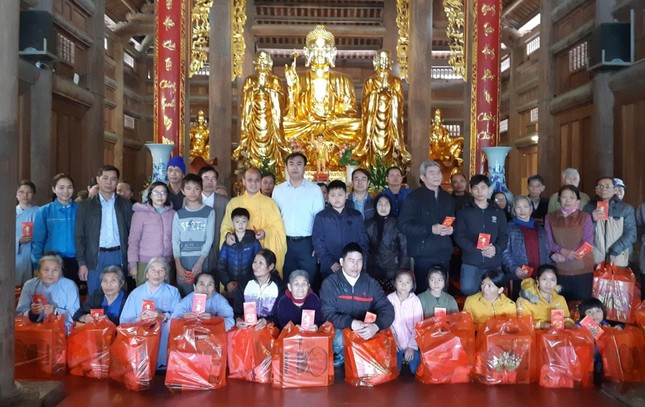 60 hộ gia đình xã Quỳnh Yên và An Hòa trực tiếp về tại chùa Lam Sơn nhận quà tết
