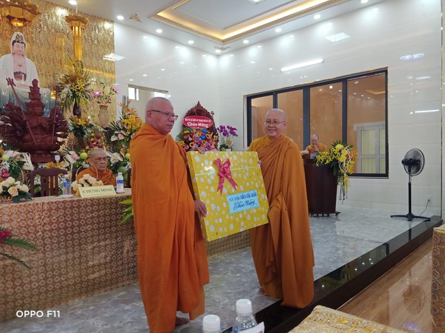 Ni sư Duy Liên đón nhận quà chúc mừng tại buổi lễ Ni sư Duy Liên đón nhận quà chúc mừng tại buổi lễ