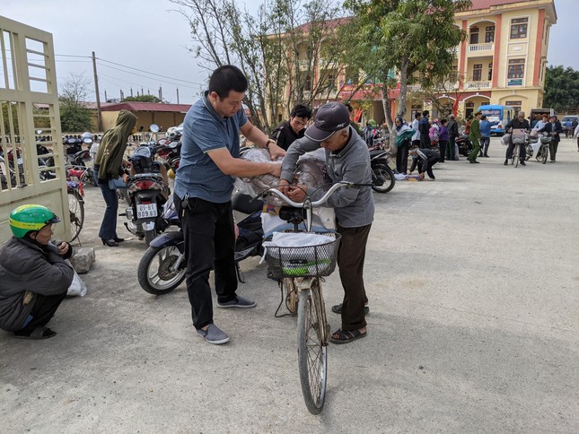 Những phần quà được trao đến tay bà con tại Hưng Yên