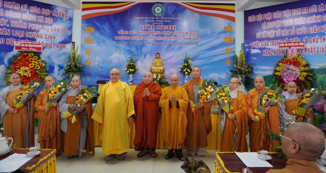 Tặng hoa chúc mừng đến chư tôn đức được tấn phong lên giáo phẩm Hòa thượng và Ni sư Tặng hoa chúc mừng đến chư tôn đức được tấn phong lên giáo phẩm Hòa thượng và Ni sư