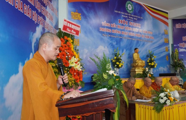 Đại đức Thích Huệ Thông trình bày báo cáo tổng kết Phật sự năm 2020 Đại đức Thích Huệ Thông trình bày báo cáo tổng kết Phật sự năm 2020