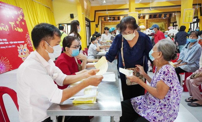 Mặt trận quận 3 cùng mạnh thường quân trao tiền đền bà con khó khăn trong quận - Ảnh: Nhã An Mặt trận quận 3 cùng mạnh thường quân trao tiền đền bà con khó khăn trong quận - Ảnh: Nhã An