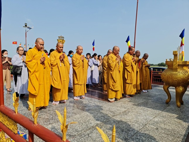 Chư tôn đức làm lễ an vị Chư tôn đức làm lễ an vị