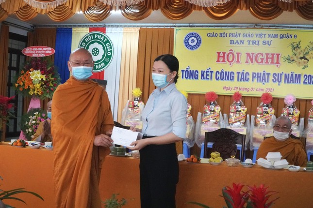 Ủng hộ quà tặng cho người nghèo dịp tết Ủng hộ quà tặng cho người nghèo dịp tết