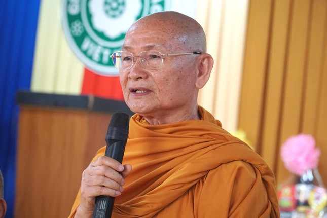 Hòa thượng Viên Minh ban đạo từ Hòa thượng Viên Minh ban đạo từ