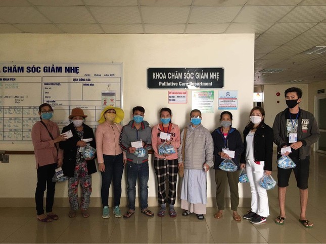 Tặng quà tại Bệnh viện Trung ương Huế Tặng quà tại Bệnh viện Trung ương Huế