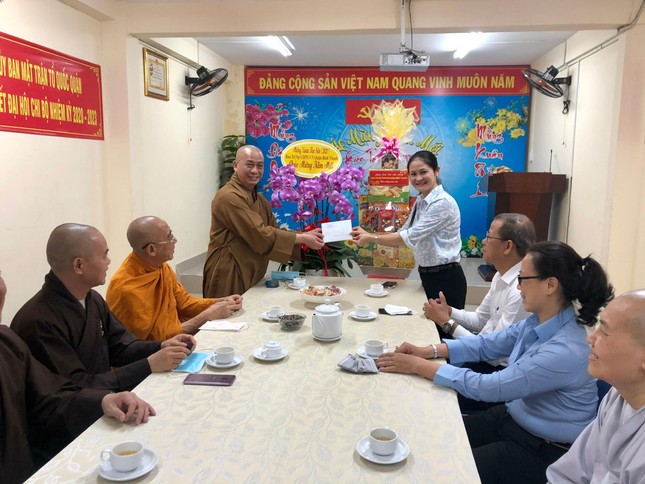 Thượng tọa Thích Tâm Chơn tặng quà chúc tết đến bà Nguyễn Thu Hương - Chủ tịch Uỷ ban MTTQVN quận Bình Thạnh