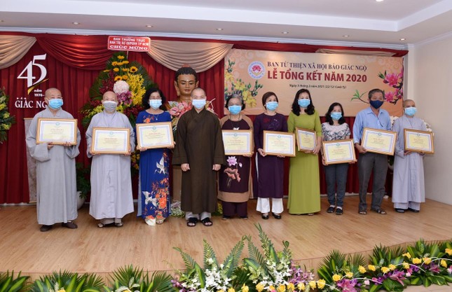 Thượng tọa Thích Quang Thạnh, Phó Thư ký kiêm Chánh Văn phòng Ban Trị sự GHPGVN TP.HCM tặng Bằng tuyên dương công đức