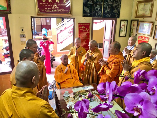 Ban Trị sự đảnh lễ khánh tuế Hòa thượng Thích Tấn Đạt