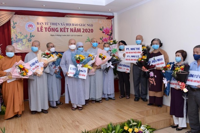 Chư tôn đức Ban Từ thiện xã hội báo Giác Ngộ, mạnh thường quân đóng góp trực tiếp 10 tỷ 600 triệu đồng trong công tác từ thiện 2021