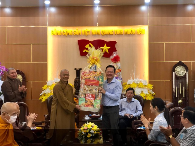 Thượng tọa Thích Tâm Chơn tặng quà chúc tết đến lãnh đạo quận