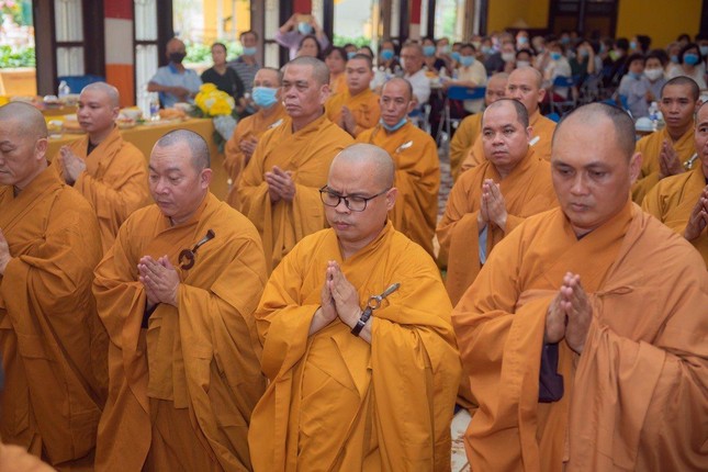 Chư tôn đức lắng nghe lời sách tấn của Hòa thượng