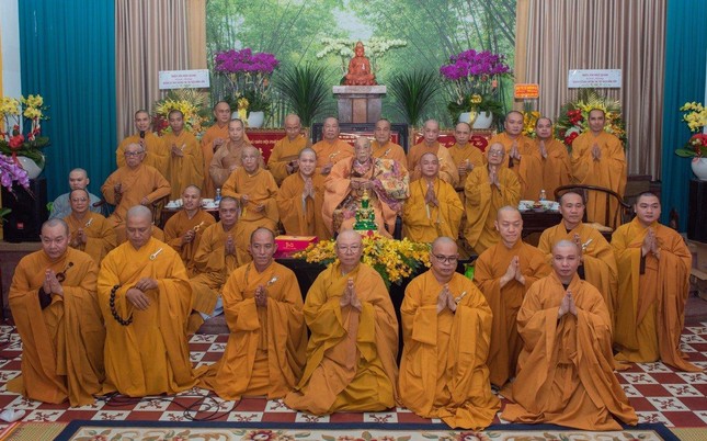 Chụp hình lưu niệm với Trưởng lão Hòa thượng