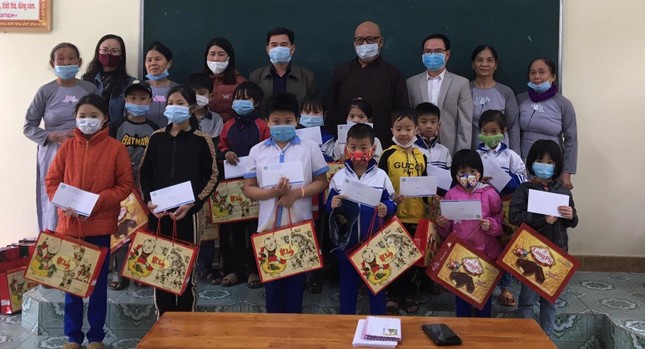 Chùa Đông Yên và Hội đồng hương xã Quỳnh Long tại Hà Nội trao quà cho học sinh Trường tiểu học Quỳnh Long