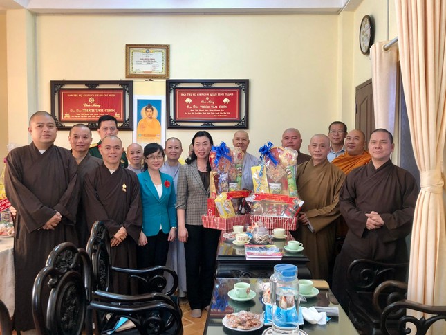 Lãnh đạo chính quyền quận tặng quà đến chư tôn đức Ban Trị sự Lãnh đạo chính quyền quận tặng quà đến chư tôn đức Ban Trị sự
