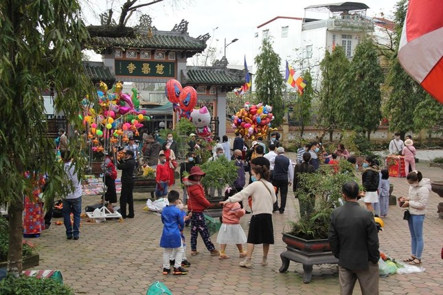 Phật tử viếng chùa Từ Đàm lịch sử