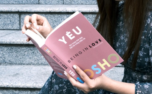 “Yêu” vẫn cuốn hút và cá tính như mọi ấn phẩm khác từ Osho, trong đó ngôn từ luôn sắc sảo và tuyệt đẹp, “giống như những nét cọ thi ca”