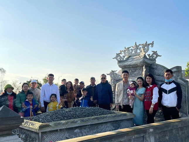 Viếng mộ, hướng về tổ tiên, để con cháu tri ân, báo ân bằng sống tốt, sống lành Viếng mộ, hướng về tổ tiên, để con cháu tri ân, báo ân bằng sống tốt, sống lành