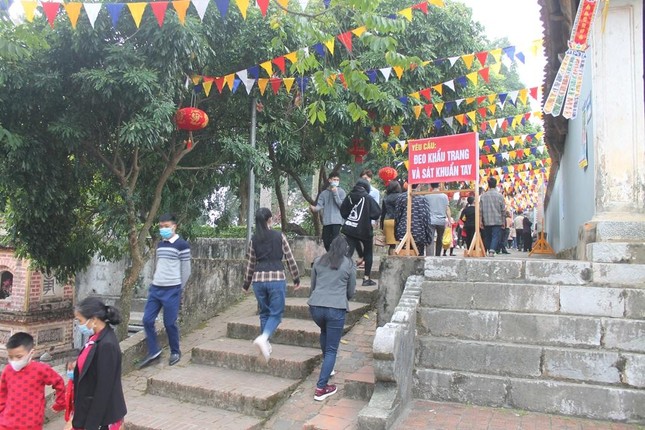 Chùa đặt các bảng yêu cầu đeo khẩu trang, sát khuẩn Chùa đặt các bảng yêu cầu đeo khẩu trang, sát khuẩn