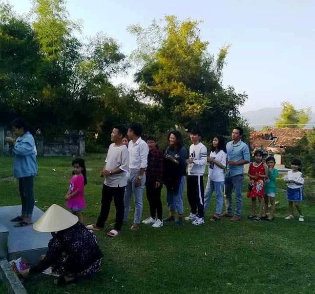 Má ngồi đốt áo giấy bên mộ ngoại trong khi lũ cháu tôi xếp hàng chờ thắp hương Má ngồi đốt áo giấy bên mộ ngoại trong khi lũ cháu tôi xếp hàng chờ thắp hương