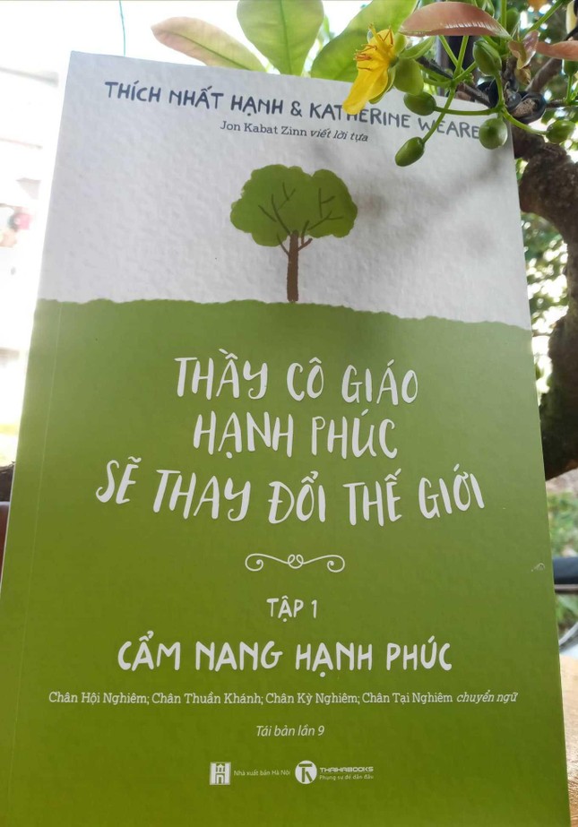 Tập 1 của bộ sách "Thầy cô giáo hạnh phúc sẽ thay đổi thế giới" Tập 1 của bộ sách "Thầy cô giáo hạnh phúc sẽ thay đổi thế giới"