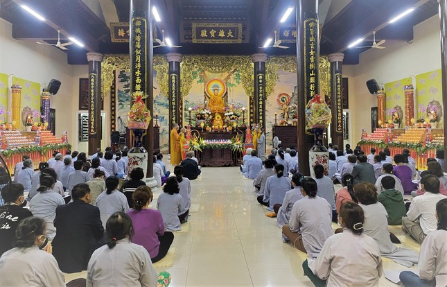 Mỗi ngày, từ nay đến rằm tháng Giêng sẽ có khóa lễ tụng kinh Dược Sư vào 14 giờ và 19 giờ Mỗi ngày, từ nay đến rằm tháng Giêng sẽ có khóa lễ tụng kinh Dược Sư vào 14 giờ và 19 giờ